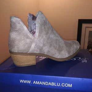 Tope suede booties